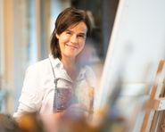 Maria Gabriel lebt und arbeitet in Vorarlberg. Nach zahlreichen Kursen im In- und Ausland absolvierte sie auch die Ausbildung als multi. med. Kunsttherapeutin.