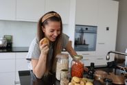Über ValerieValerie ist seit über 15 Jahre als Fitnesscoach und über 10 Jahre als Ernährungscoach in verschiedenen Bereichen tätig. Sie bring ein unglaublich vielfältiges und breites Wissen mit. Sie hat Jahre lange in einem klassischen «Bodybuilding» Studio gearbeitet, war Teil des Schweizers Les Mills Nationalteam, hat etliche Ausbildungen vom Cardiotrainer, über TRX über Bodytrainer bis zum Ayurveda Lifestyle Coach abgeschlossen. Ein einzigartiges modernes Konzept ganz im Sinne vom aktuellen Trend der Langlebigkeit.Aktuell ist sie als CrossFit & Hyrox Coach und Ernährungscoach tätig und betreut eine grosse Bandbreite an Kunden – vom SportanfängerIn bis hin zum Wettkampfathleten. Die Lösungen so individuell wie die Menschen auch. Mit ihrer lockeren und fröhlichen Art schafft sie es in ihrem Coaching, dass jedeR  ihren/seinen passenden Weg für den eigenen Lifestyle finden und seine Ziele erreichen kann. Das mit Spass und nachhaltigem Effekt – das ihr sehr wichtig.