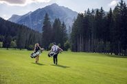Genießen Sie einen der schönsten Golfplätze Österreichs, eingebettet zwischen See und Berg mitten im Naturpark. Bei Puts und Abschlägen auf unserem 18-Loch Golfplatz in´Pertisau (nur 300 m vom Hotel entfernt) kann man einfach abschalten und genießen…