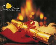 Warme Lichter, der Duft von Plätzchen und Glühwein kündigen die festlichen Tage an.Fackel- und Schnee-Wanderungen, Kaminabende mit Musik und Tanz und viele Gourmet-leckerbissen runden diese besondere Zeit harmonisch ab.Buchbar ab 5 Tagen im Komfort-Doppelzimmer SATTLEI mit Verwöhnpension pro Person und Tag ab EU 110.00
