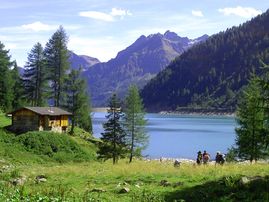 In estate l'ambiente naturale della Valle Aurina è una regione che offre grandi possibilità di escursioni, passeggiate e salite, dai facili sentieri escursionistici fino ai percorsi più impegnativi per esperti appassionati della montagna.In Valle Aurina le ferrovie di montagna Monte Chiusetta e Monte Spico trasportano gli escursionisti tranquillamente e in tutta sicurezza a circa 1.600 m di altezza, dove si apre, di fronte a tutti gli amanti della natura, un'area escursionistica alpina con panorami mozzafiato sulle 80 vette da tremila metri.