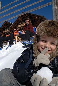 Godetevi un'indimenticabile vacanza nel Tirolo orientale, una vacanza per 2 adulti e 2 bamibni fino ai 6 anni, alloggiando nella&nbsp;suite Junior Deluxe. 4 o 7 giorni &nbsp;con la "pensione speciale" e 3 o 6 giorni di skipass, al prezzo speciale di&nbsp;1430 &euro; oppure&nbsp;2406 &euro; per tutta la famiglia. Per bambini al di sopra dei 6 anni valgono i prezzi di listino.