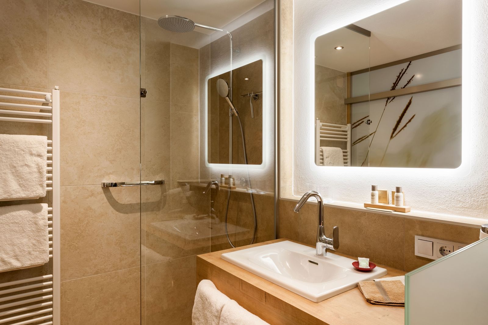 Badezimmer in der Juniorsuite Wiesenzauber im Biohotel Eggensberger