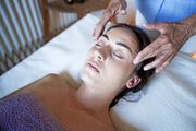 Gesichtsmassage mit Lilienblüten - Infektions- und wundhemmende Wirkung. Die Wirkstoffkombinationist in der Lage, die Zellwände von Baktieren, Pilzenund Viren aufzulösen und dieHaut und Schleimhaut vor Infektionen zu schützen.