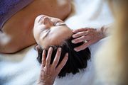 Kopfmassage mit Hildegard-Heilsalben - Eine regenerative Behandlungsform für den Hautzellstoffwechsel und Nervenzellen.Individuell je nach Indikation.