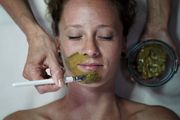 Gesichts-Hals-Dekolléte-Behandlung für die Frau - Individuelle Kosmetikbehandlung mit zertifizierter Bio-Kosmetik, Augenbrauen fassionieren, schonende rTiefenreinigung, passgenauer Gesichtspackung, entspannender Gesichtsmassage und wohltuenden Abschlußpflege