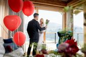 Heiratsantrag in Ihrer Suite - Ein Heiratsantrag ist der ultimative Liebesbeweis. Wagen Sie diesen Schritt in eine gemeinsame Zukunft bei uns im Bergkristall. Wir bereiten für Sie eine romantische Atmosphäre mit liebevoller Dekoration, Pralinen und Herzluftballons in Ihrer Suite vor. Sie müssen nur noch die alles entscheidende Frage stellen. Stoßen Sie anschließend mit einer Flasche Champagner auf die gemeinsame Zukunft an.