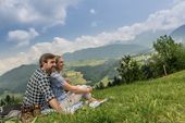 Traumblick Bergpicknick - Wir bereiten für Sie einen Korb oder Rucksack vor, der mit allem gefüllt ist, was Sie für ein gemeinsames Picknick benötigen. Außerdem geben wir Ihnen Tipps für den perfekten Spot für Ihr Picknick. Sitzen Sie inmitten grüner Wiesen und wunderschön blühender Wildblumen und genießen Sie den Augenblick bei leckeren Allgäuer Schmankerln und Getränken.