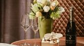 Ankommen & Genießen 2.0 - Erfreuen Sie sich an einem wunderschönen Blumenstrauß und einer Herzbox gefüllt mit süßen Mini-Tartes in Ihrem Zimmer. Außerdem steht eine Flasche Champagner für Sie bereit, um auf den bevorstehenden Aufenthalt und unvergessliche Momente anzustoßen.
