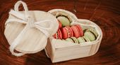 Macarons-Naschbox - All you need is love and macarons.Heike - die Zuckerfee der Kuchenmanufaktur "Kleines & Feines" aus Oberstaufen - verzaubert Sie mit diesen mit Liebe und Leidenschaft süßen Leckereien.