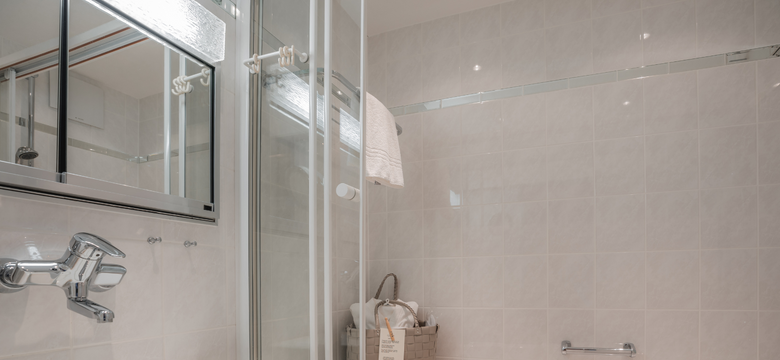 Schüle's Gesundheitsresort & Spa: Lavendel mit Balkon seitlichem Bergblick (33 m²) image #3