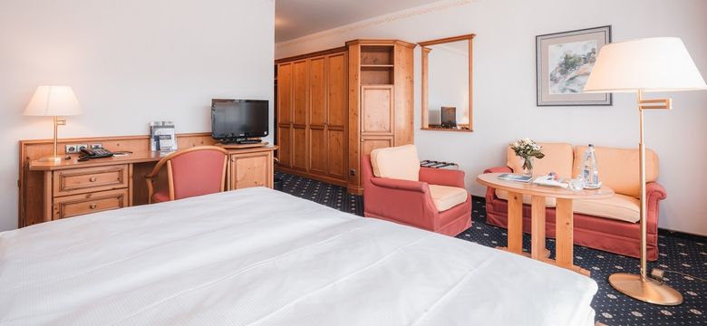 Schüle's Gesundheitsresort & Spa: Wacholder mit Balkon und seitlichem Bergblick (42 m²) image #2