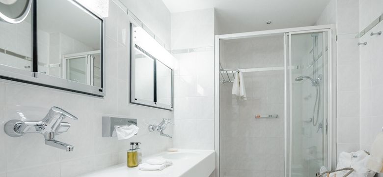 Schüle's Gesundheitsresort & Spa: Wacholder mit Balkon und seitlichem Bergblick (42 m²) image #3