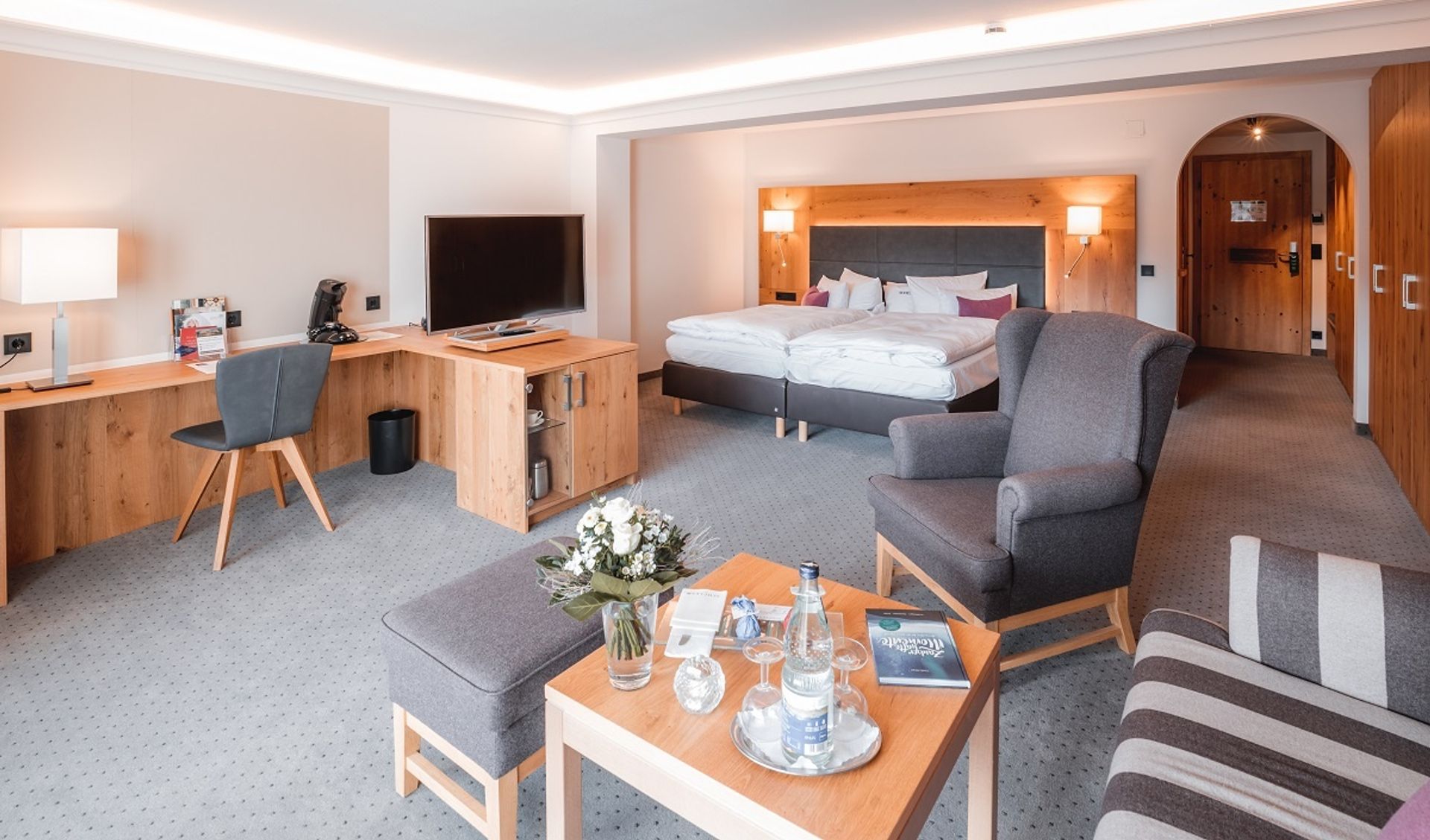 Holunder mit großem Südbalkon oder Südterrasse und Panoramablick (58 m²)