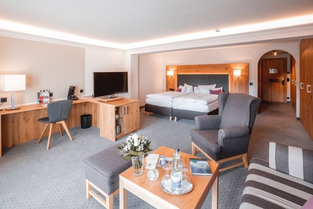 Holunder mit großem Südbalkon oder Südterrasse und Panoramablick (58 m²)