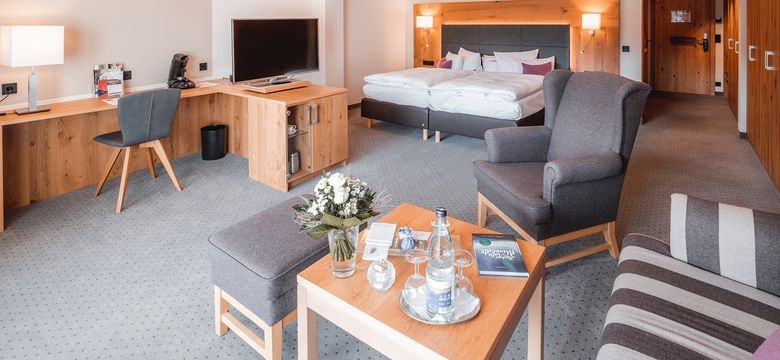 Schüle's Gesundheitsresort & Spa: Holunder mit großem Südbalkon oder Südterrasse und Panoramablick (58 m²) image #1