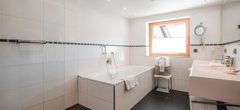 Schüle's Gesundheitsresort & Spa: Enzian mit großem Südbalkon und Panoramablick (70 m²) image #4