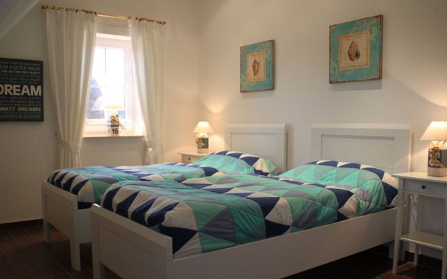 Schlafzimmer mit Doppelbett im EG