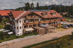 Biohotel Schratt: Hotel im Sommer - Berghüs Schratt, Oberstaufen-Steibis, Allgäu, Bayern, Deutschland