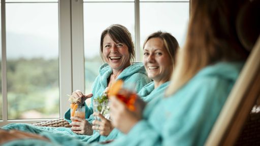 Freundinnen beim Wellnessurlaub