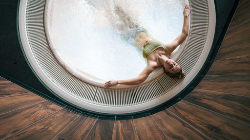 Whirlpool mit einer entspannten Frau
