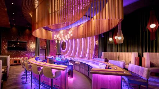 Hotel Riedlberg Bar " i Dipferl" Heute mit pinker Beleuchtung.