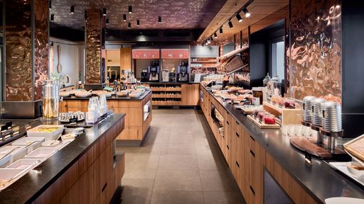 Tägliches Frühstücksbuffet, mit verschiedenen Säften, Obst, Gemüse und Käsesorten sowie Müsliecke Wurst und Käse im Wellnesshotel Riedlberg bayerischen Wald