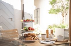 Biohotel Chez Douverne: Frühstück - Hästens Boutique Biohotel – chez Douverne, Sommerach, Fränkisches Weinland, Bayern, Deutschland